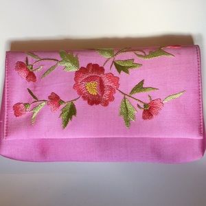 🚫SOLD🚫 NWOT Pink Flower Embroidered Mini Clutch